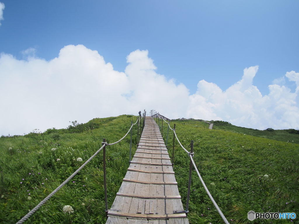 空に続く道