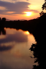 北海道の夕暮れと川