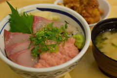 海鮮３種丼と鶏唐揚げ