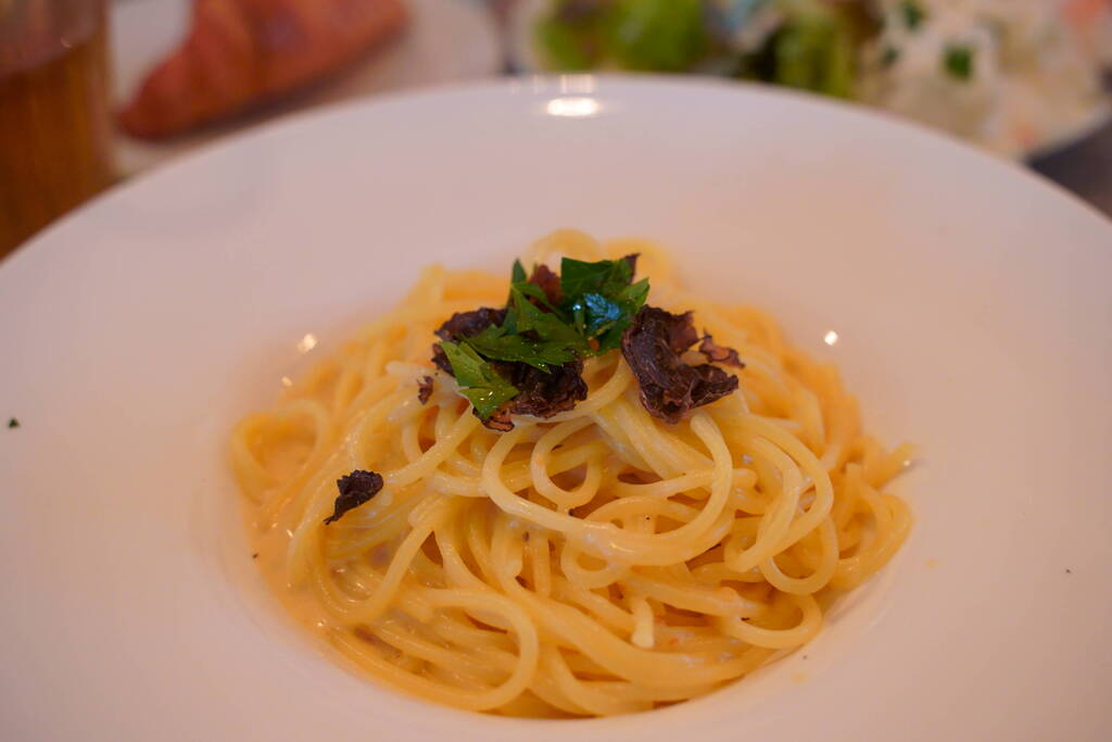 黒トリュフとウニの濃厚クリームソースパスタ大盛