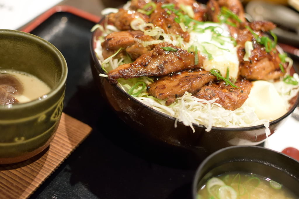 ランチ　まぐろカルビ焼き丼