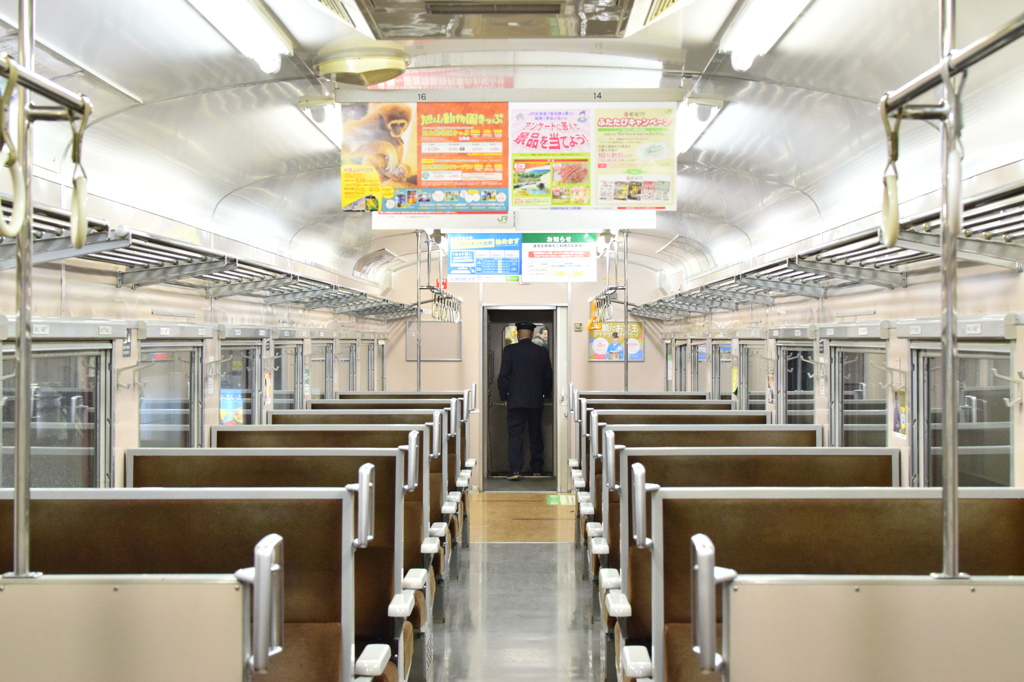 711系　車内