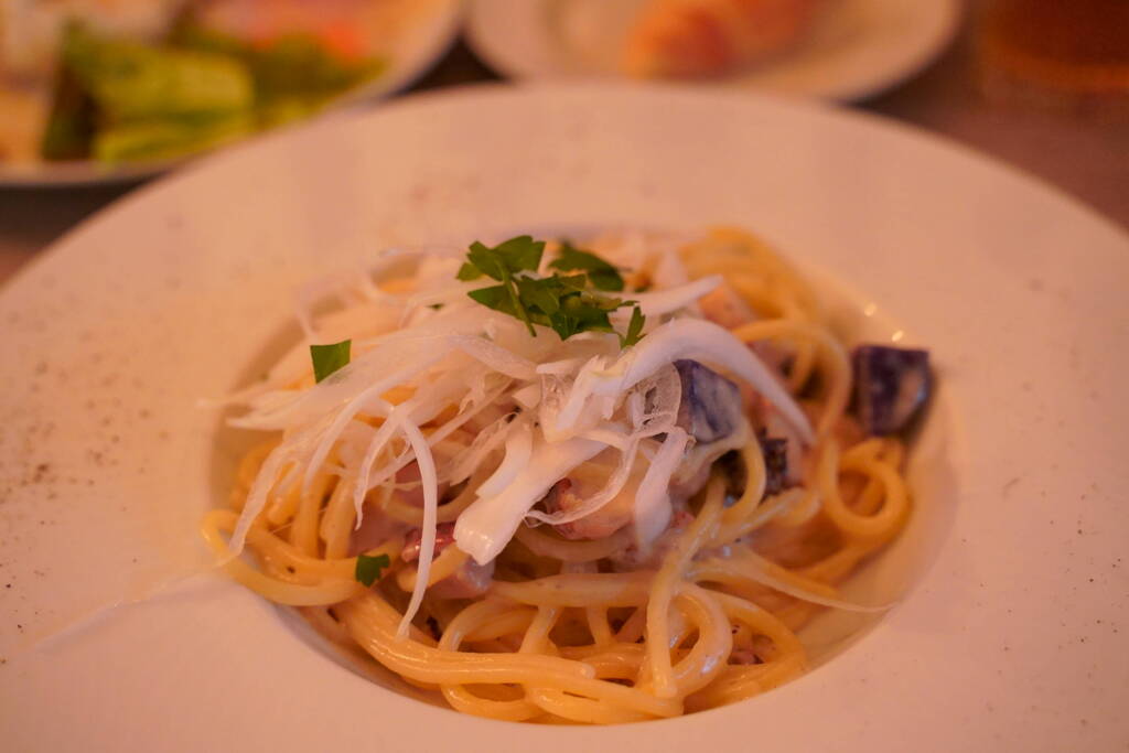 塩麹チキンと新玉ねぎのクリームソースパスタ～酒かすのエッセンス