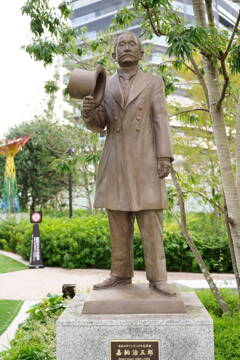 嘉納治五郎像