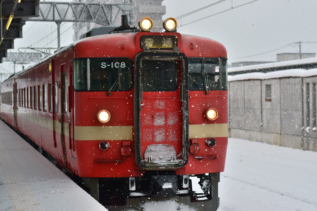 711系　今日は雪