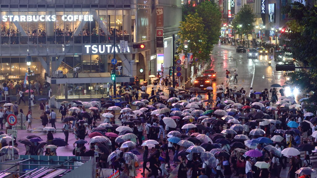 渋谷スクランブル交差点　雨