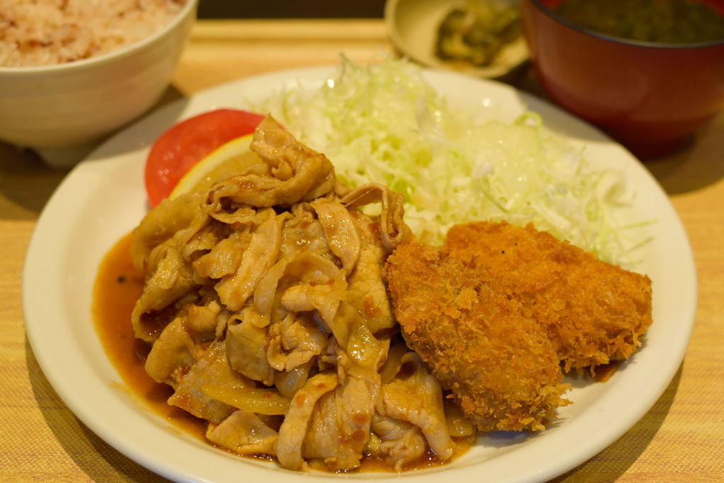 豚生姜焼きと大粒カキフライ定食