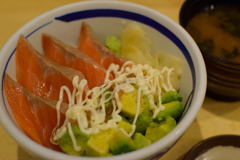 サーモンとアボカド醤油糀丼