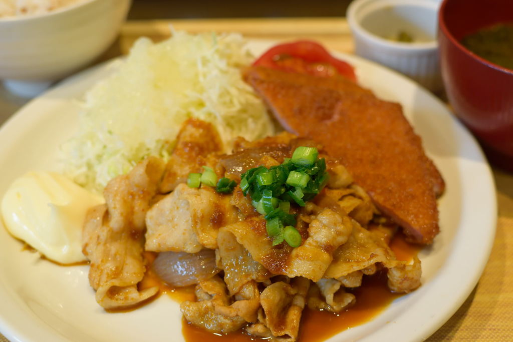 豚バラスタミナ炒めとハムカツのコンビ定食