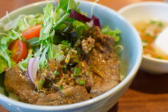 グリルビーフステーキ丼