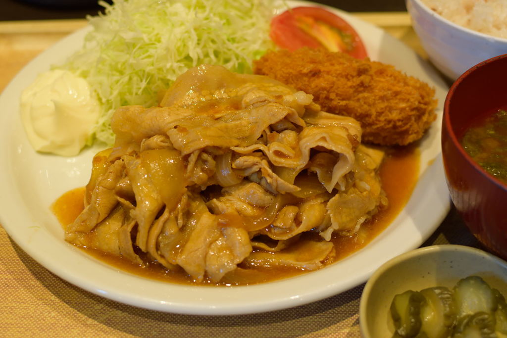 生姜焼きと桜海老コロッケのコンビ定食