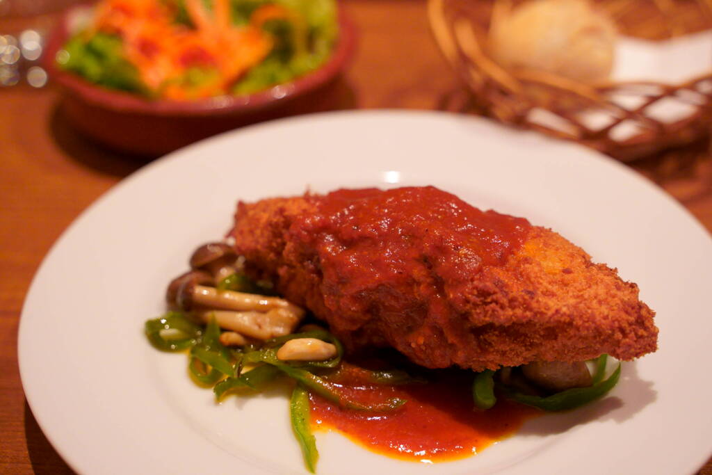 鶏胸肉のキエフ風パン粉焼き、ピペラードソース