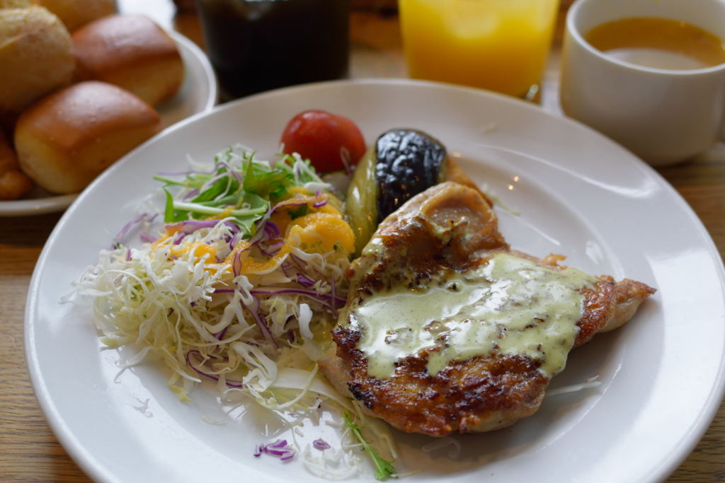 鶏もも肉のロースト　バジルクリームソース