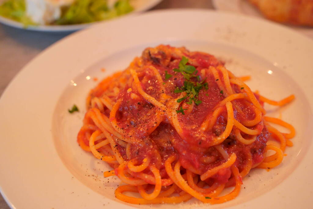 じっくり煮込んだ牛すじのトマトソースパスタ