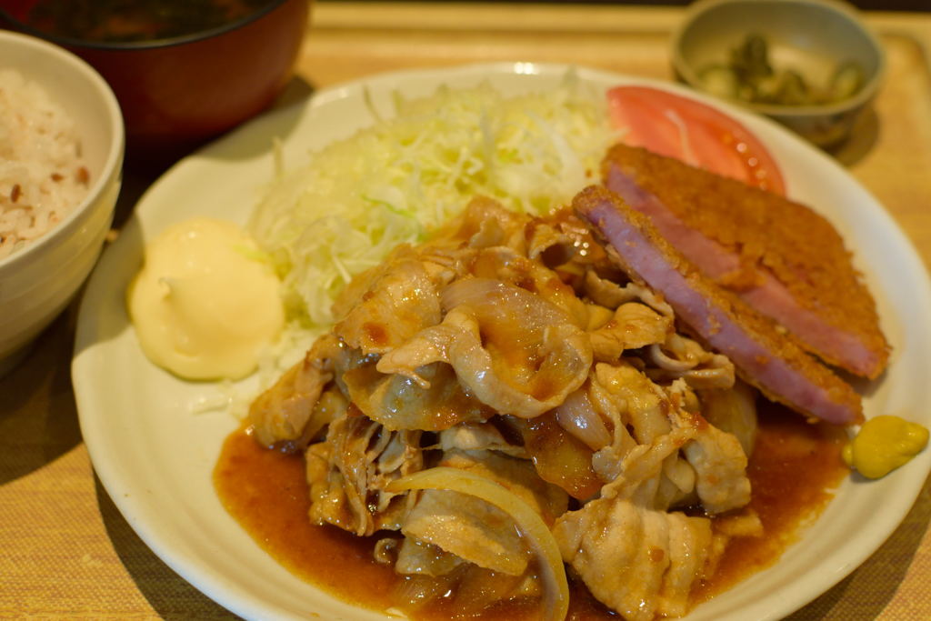 生姜焼きとハムカツのコンビ定食