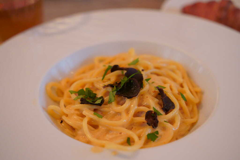 黒トリュフとウニの濃厚クリームソースパスタ