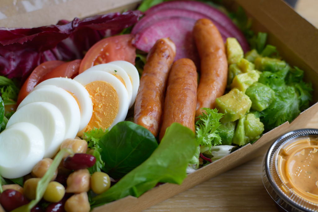 アボカドとソーセージのサラダ