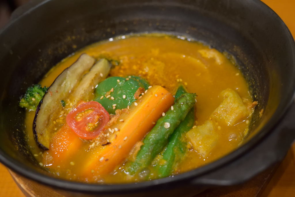 やわらかロールキャベツとたっぷり野菜のスープカレー