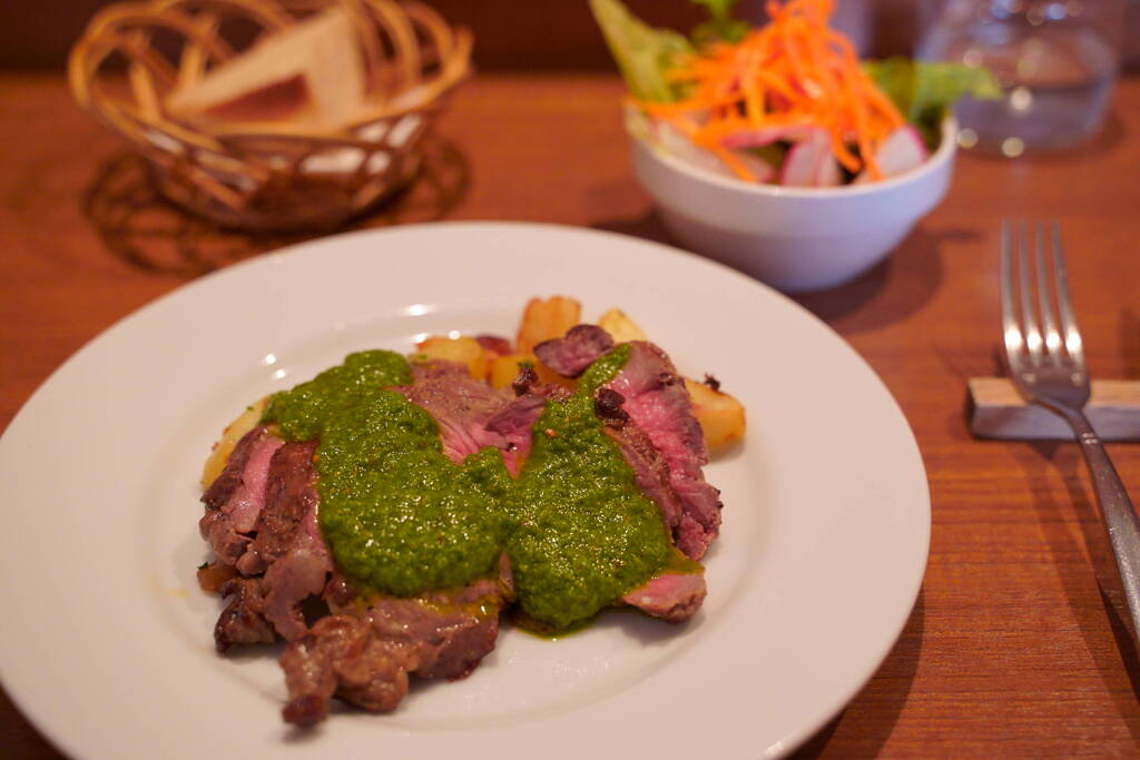 アンガス牛もも肉のロースト、パセリソース