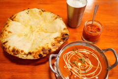 ガーリックチーズナンとバターチキンカレー