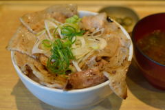 岩中豚の塩だれ豚丼