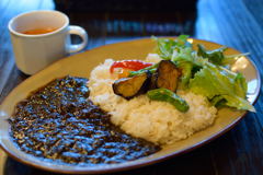 牛すじ肉のスパイシー黒カレー