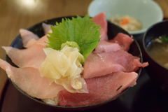 マンダイと中トロの２色丼