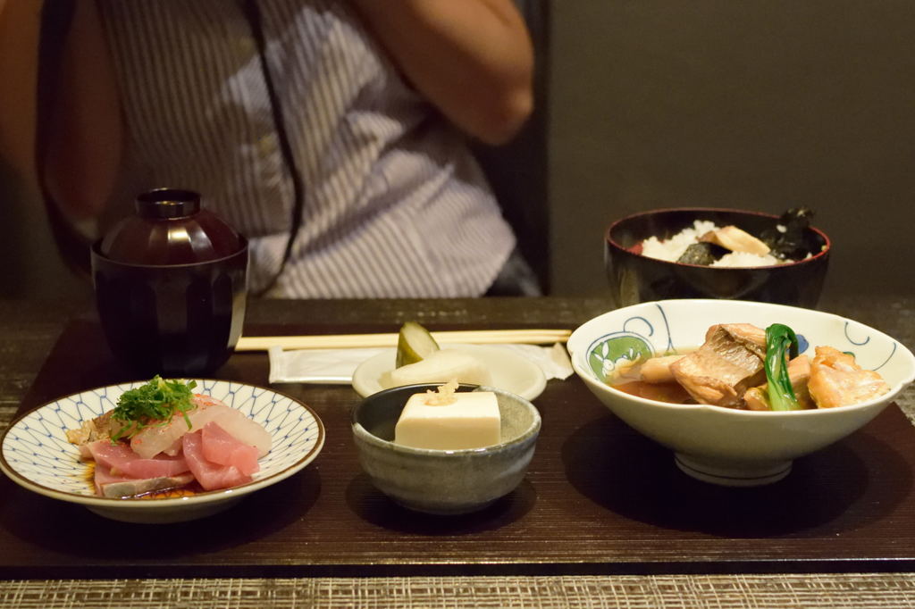 本濱　鯛めし定食を撮る人