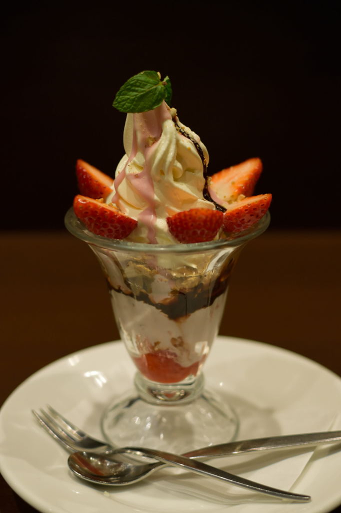 いちごとチョコのＷソースパフェ