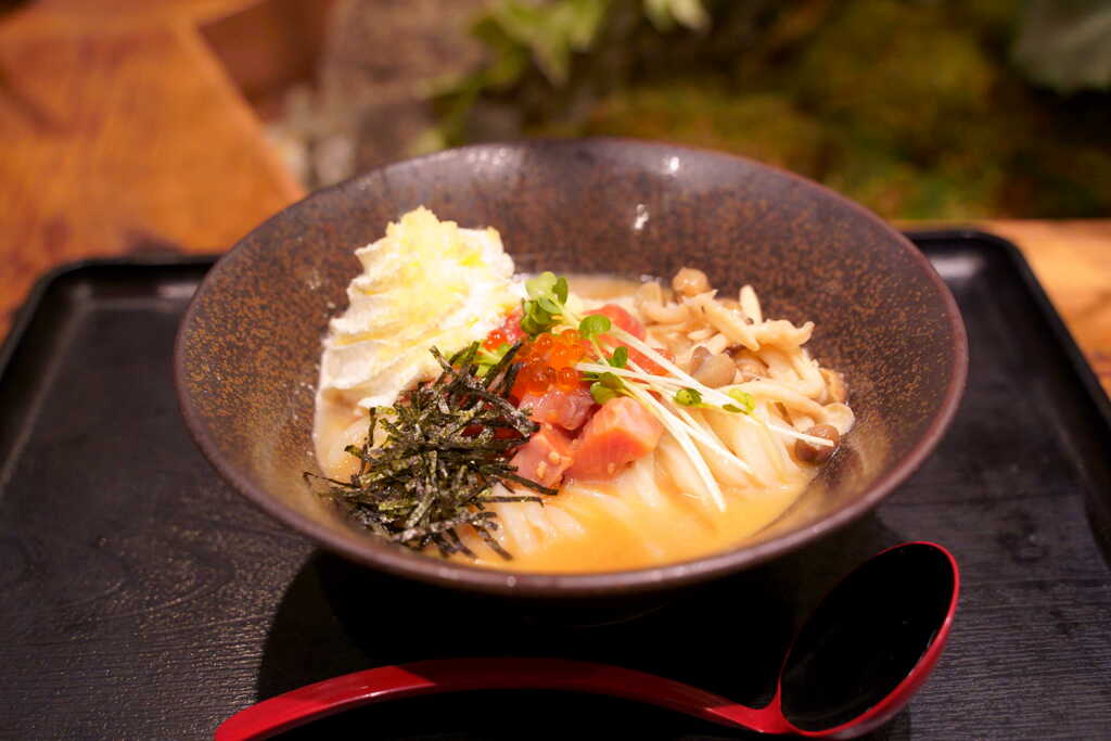 秋鮭ときのこのクリーム豆乳うどん