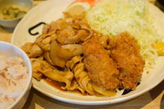 豚生姜焼きと大粒カキフライ定食