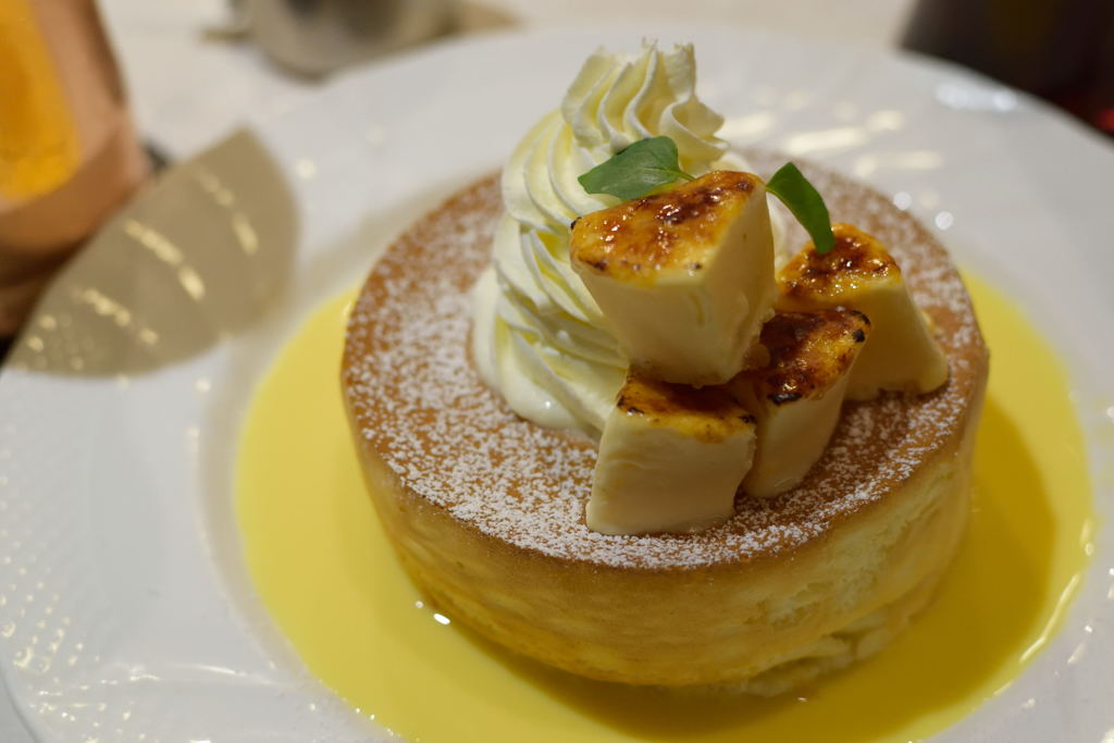 クレマカタラナとアングレーズソースのスフレパンケーキ