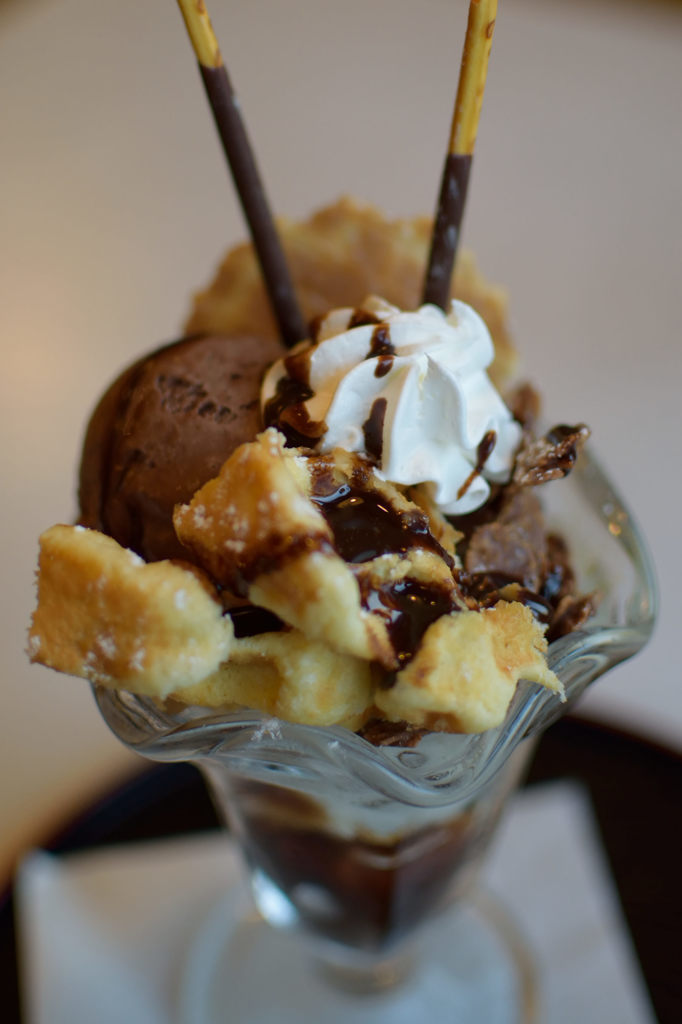 本日のデザート　ワッフルチョコパフェ