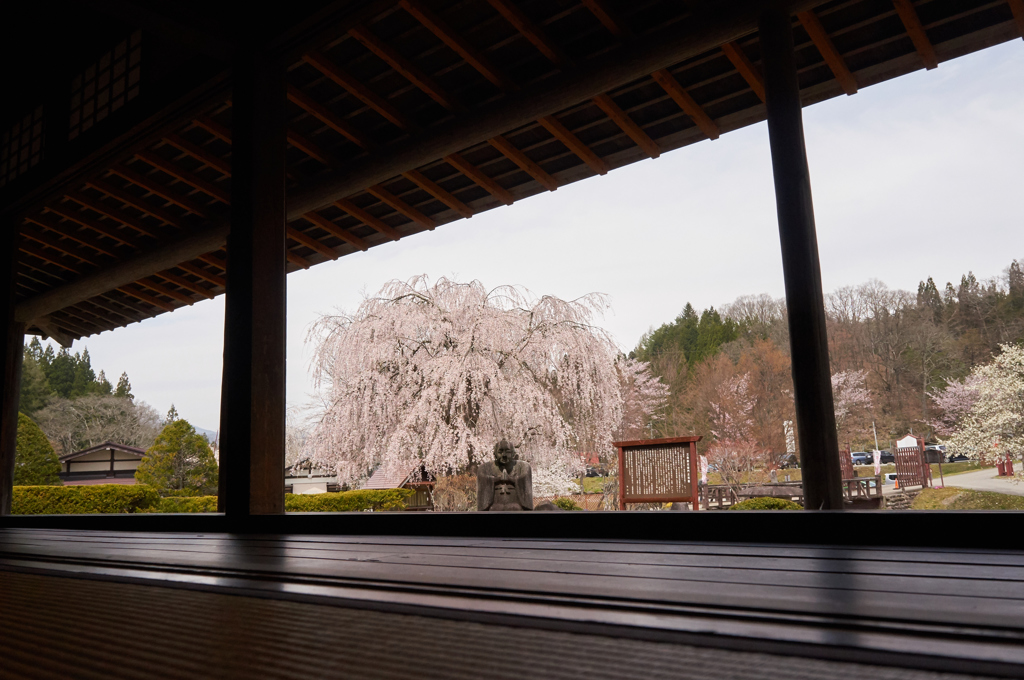 縁側の先に