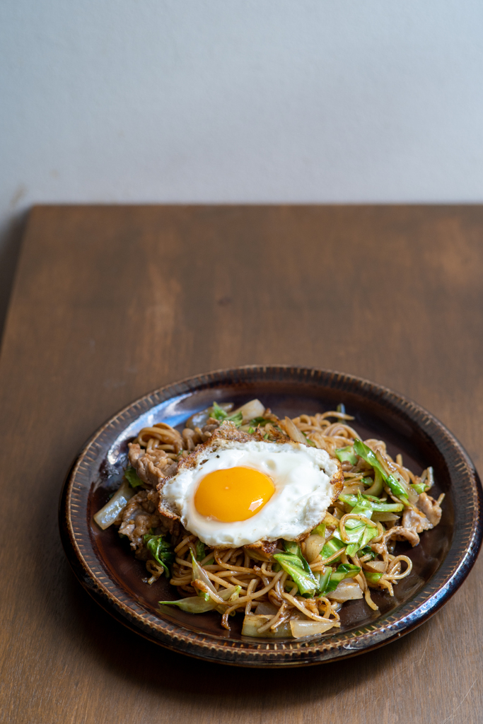 やきそば目玉焼き乗せ