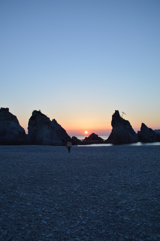 朝陽に向かい歩く浄土ヶ浜