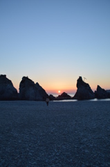 朝陽に向かい歩く浄土ヶ浜