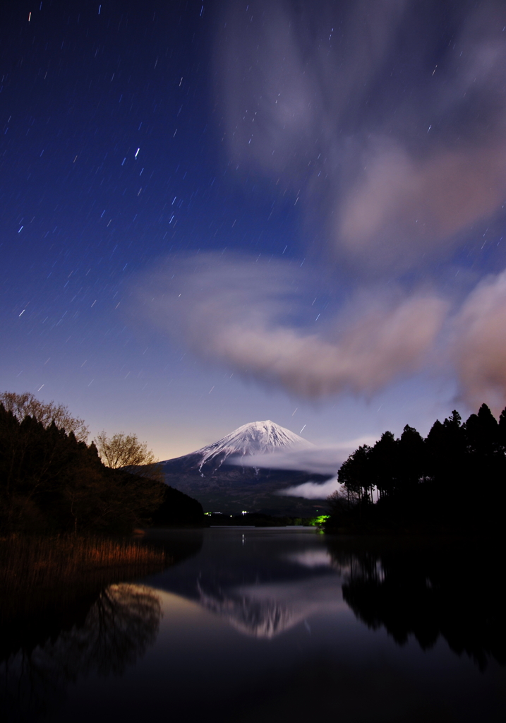 月夜に浮ぶ