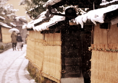 雪散る中へ