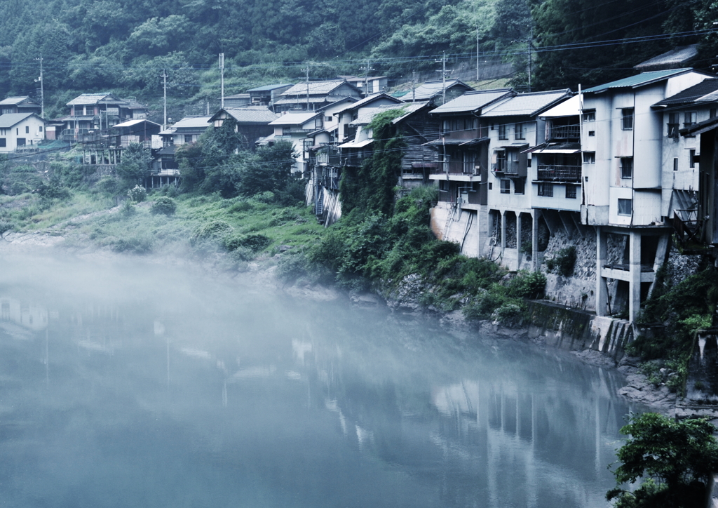 川辺に建つ