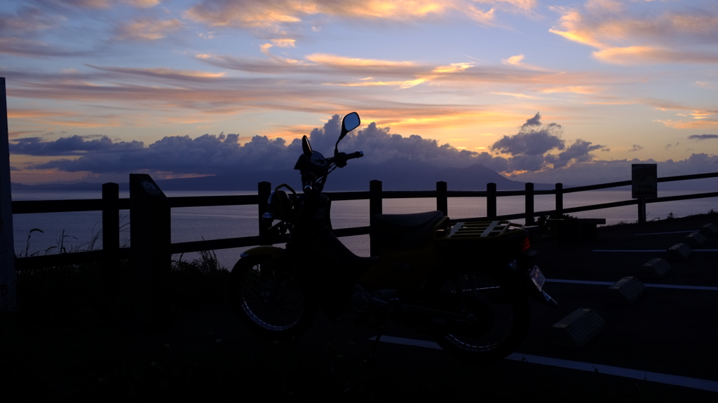 夕焼けとカブ