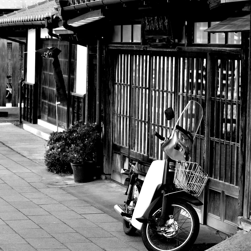 佐原の街並み～中村屋酒店とカブ