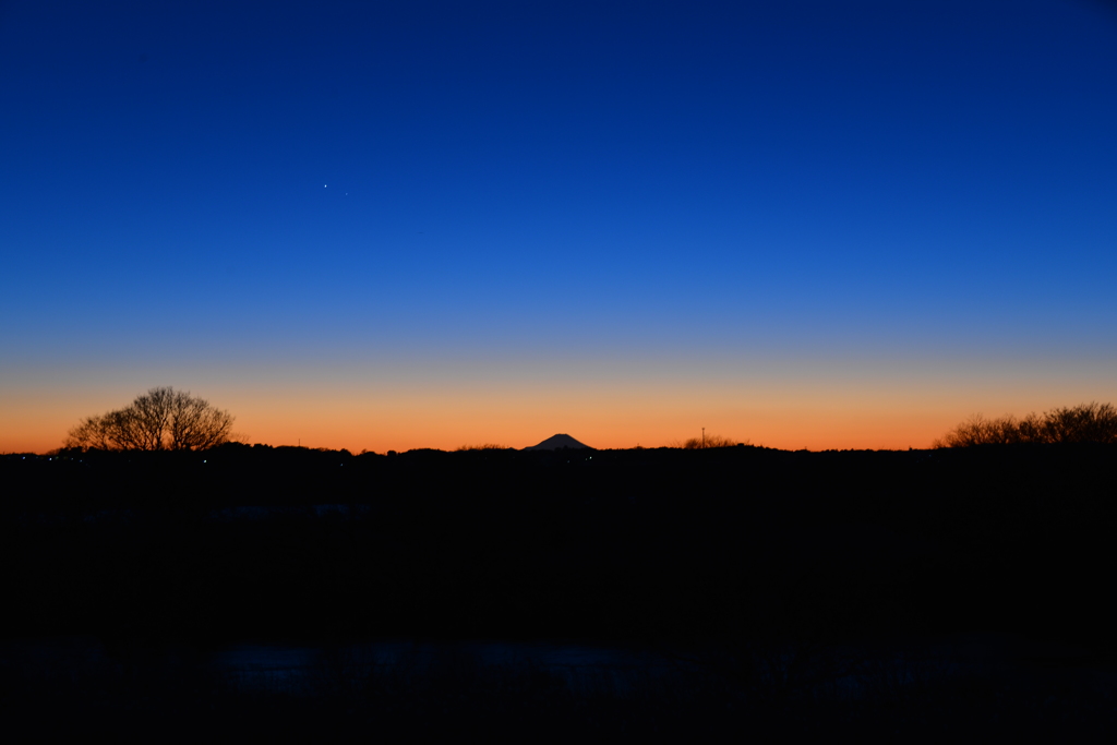 夕焼けのシルエット ～ 一番星とちょろっと富士山