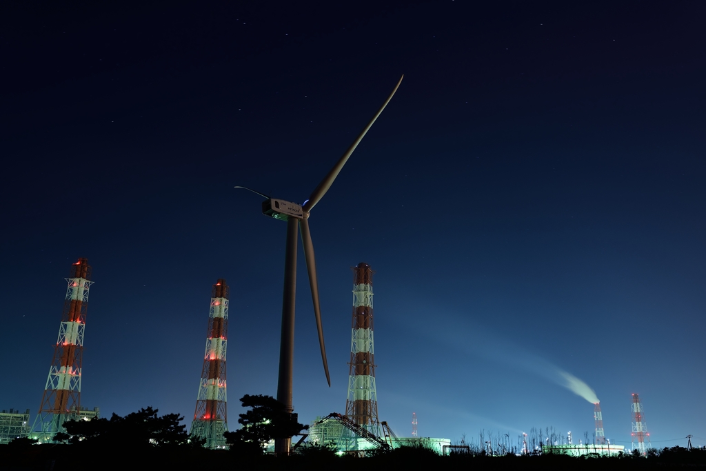 鹿島工場夜景～巨大風車とたなびく煙