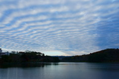 波状雲の見える池
