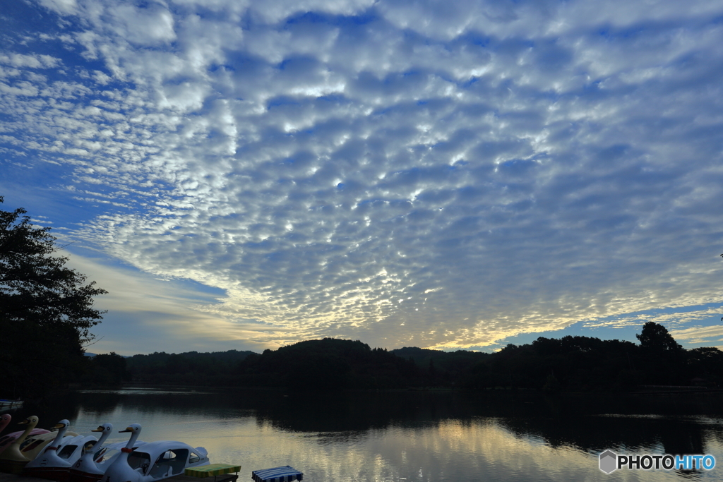 波状雲に覆われて
