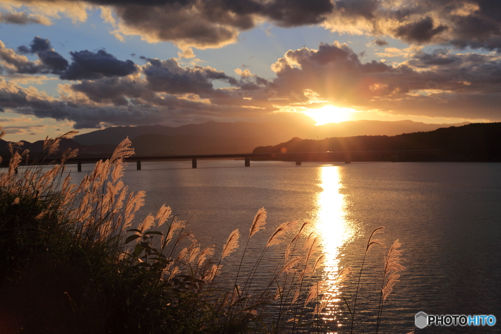 湖畔の夕暮れ