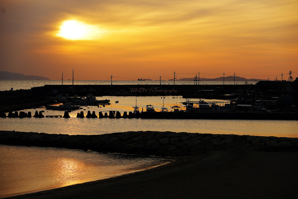 夕暮れの漁港