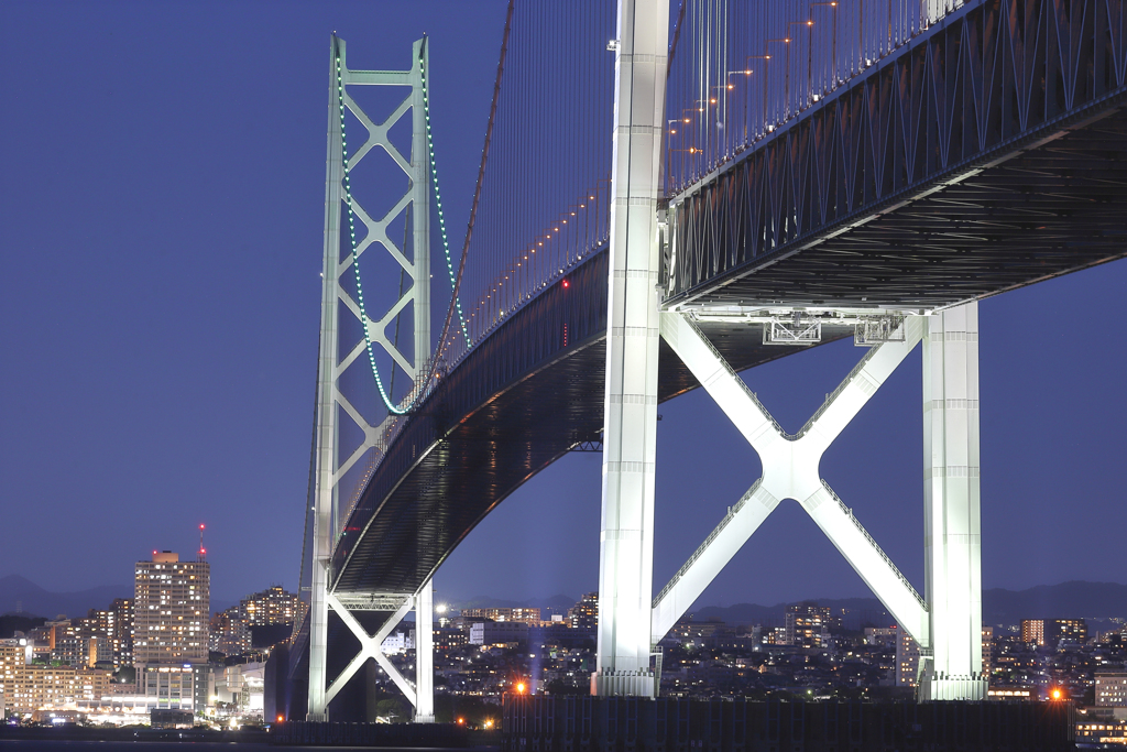 夜の海峡大橋