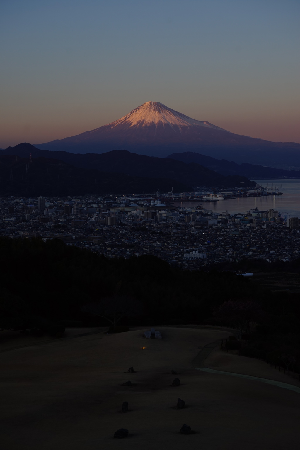 ホテルからの夕景の富士山